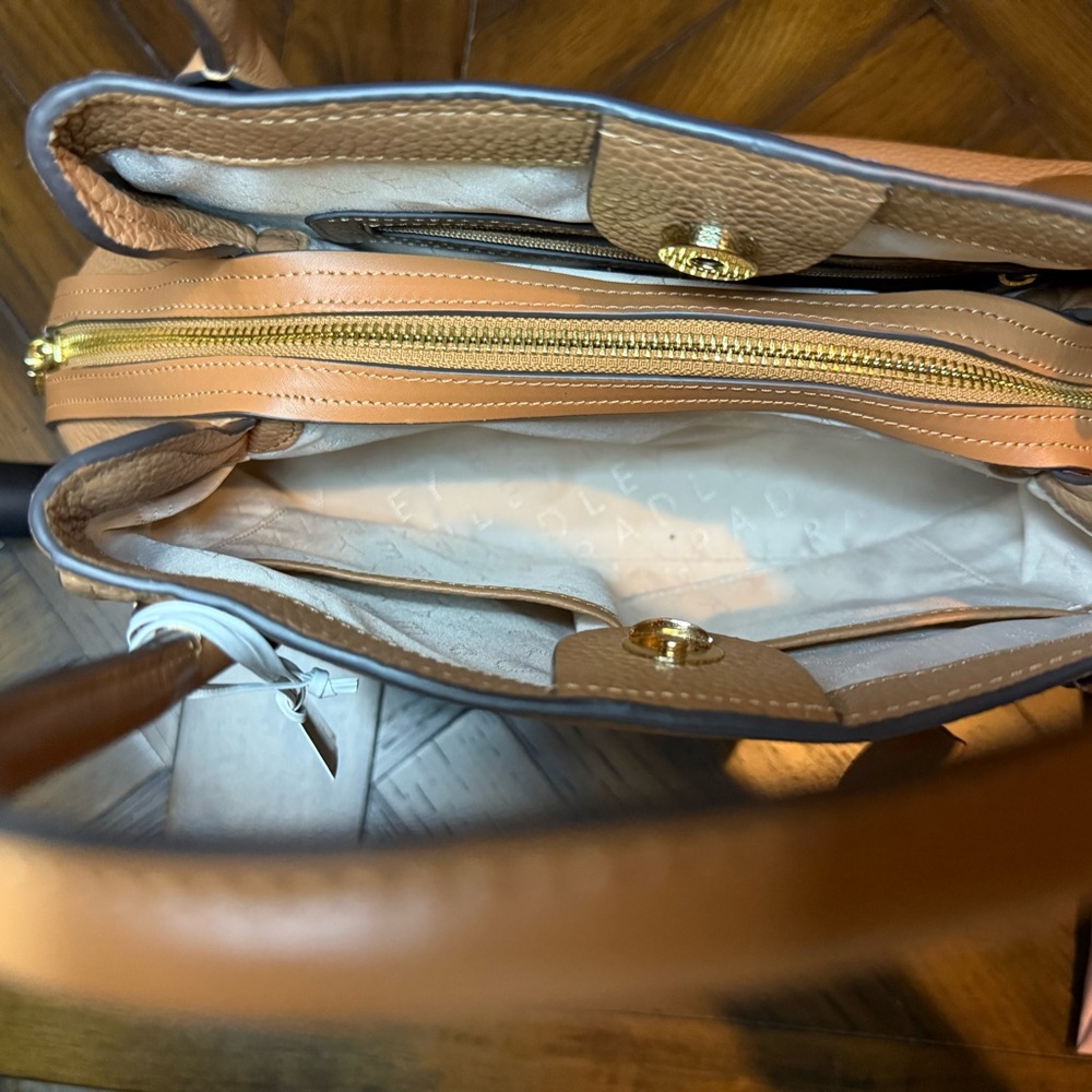 🔥 Fire Sale 🔥
RADLEY LONDON Medium Zip-Top Shoulder Bag w/Tag, Duster & Wallet - Picture 12 of 16